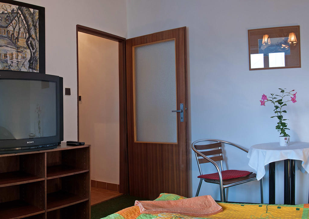 Lovecky Hotel Jivak Louceň Ruang foto