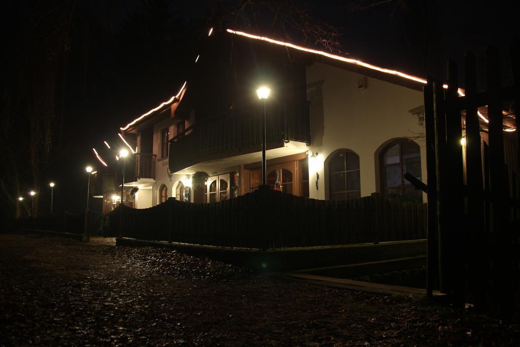 Lovecky Hotel Jivak Louceň Bagian luar foto