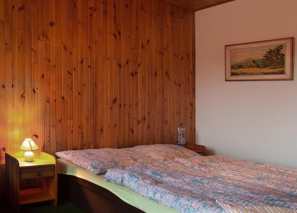 Lovecky Hotel Jivak Louceň Ruang foto
