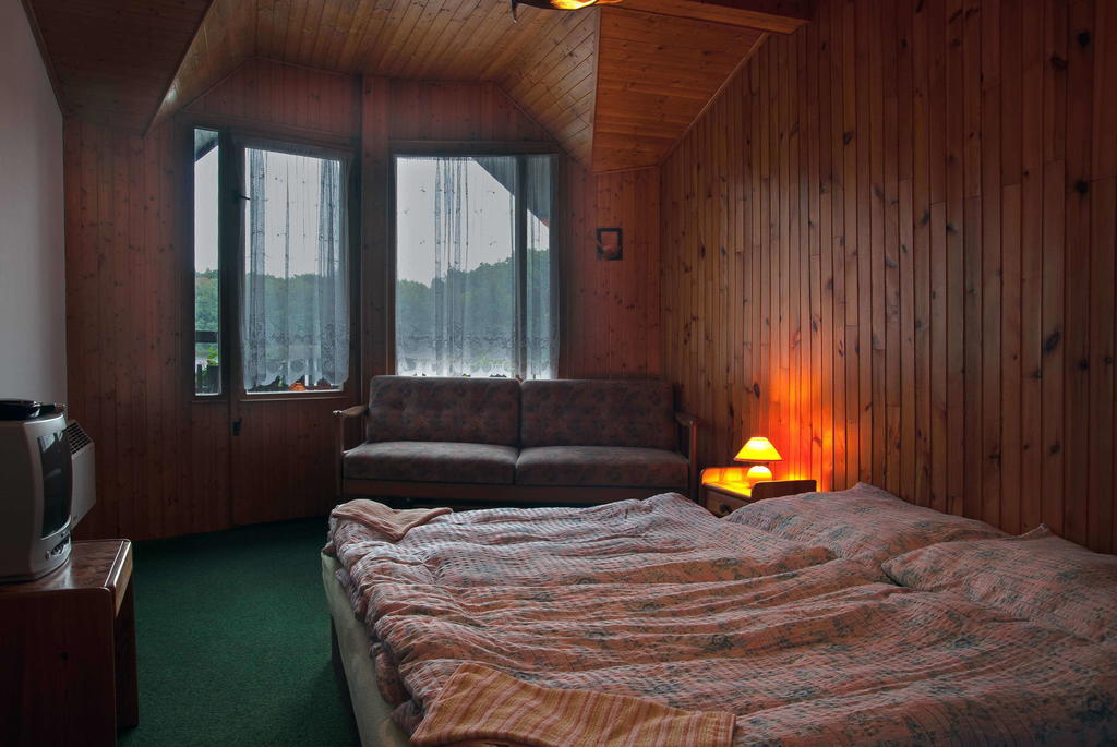 Lovecky Hotel Jivak Louceň Ruang foto
